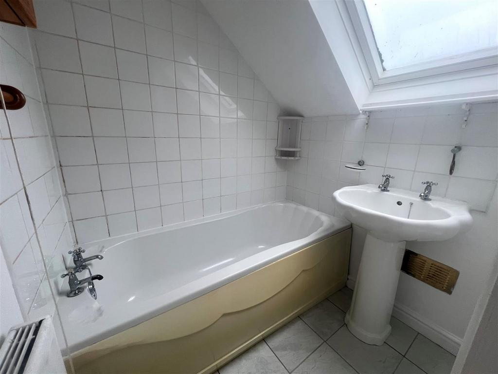 Bathroom 1.jpg