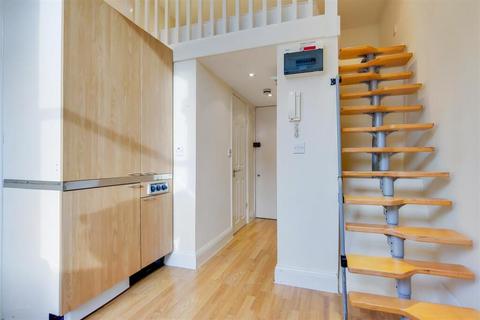 Studio to rent, Gunterstone Road, London W14