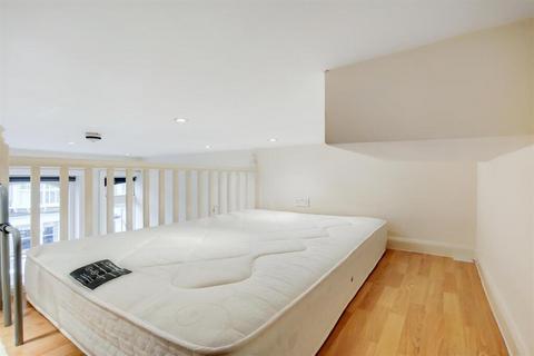 Studio to rent, Gunterstone Road, London W14