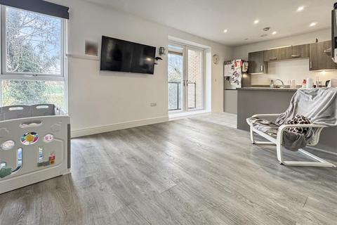 2 bedroom flat for sale, Hunting Place, Hounslow TW5