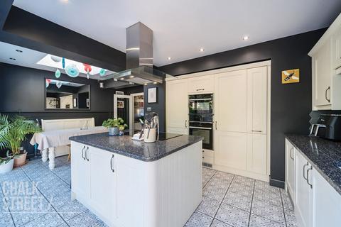 Warren Drive, Hornchurch, RM12