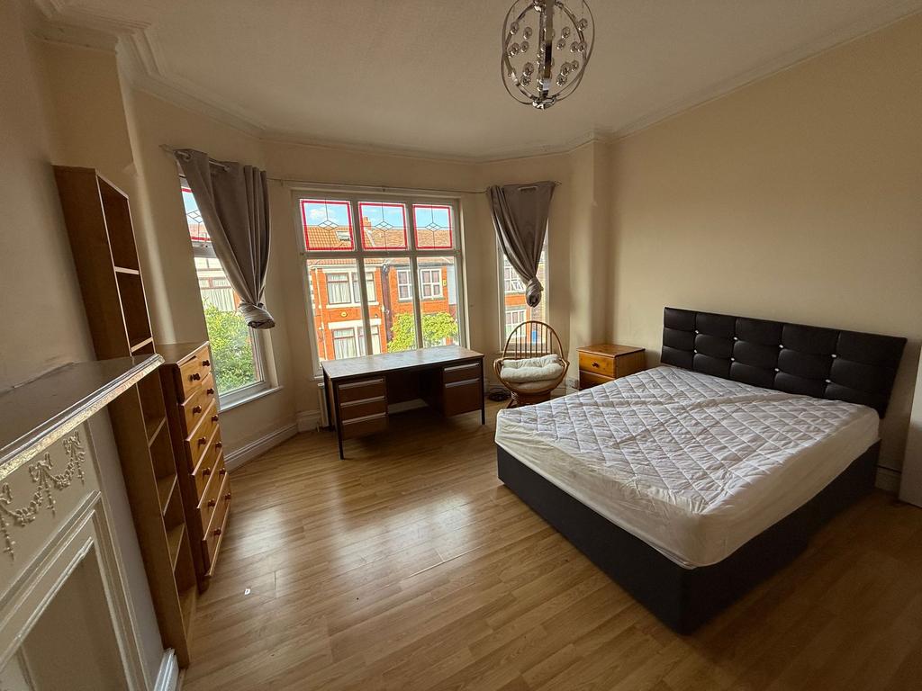 Bright, well-presented bedroom with large bay w...