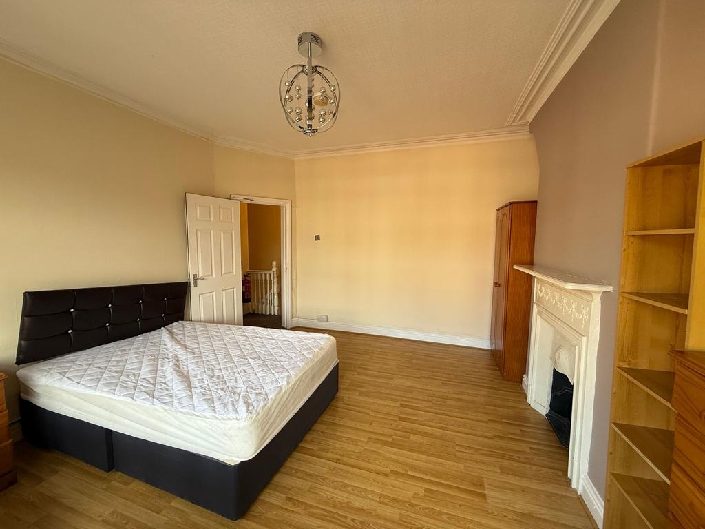 Spacious, well-presented bedroom with a comfort...