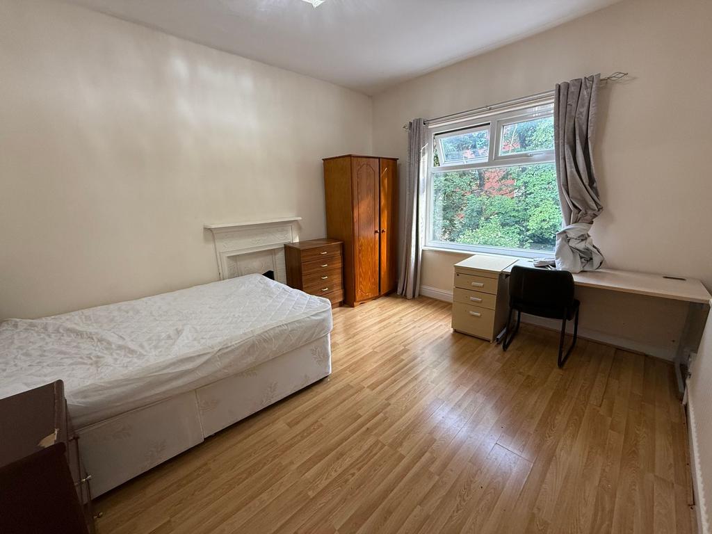 Bright, well-kept single bedroom with large win...