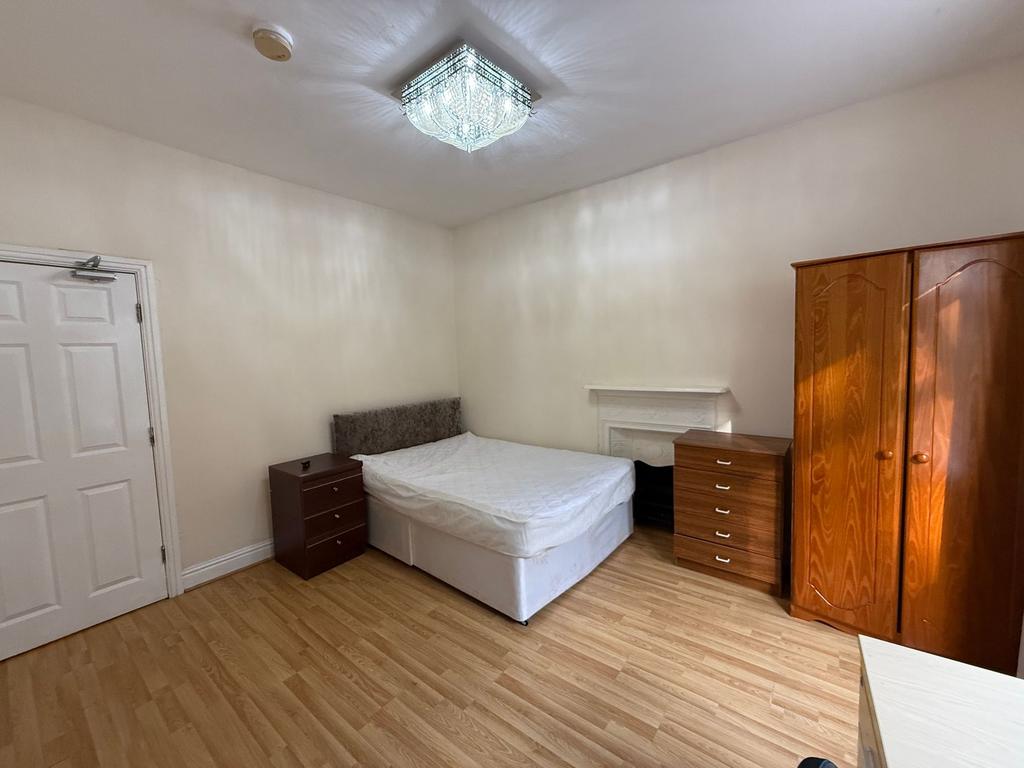 Bright, simply furnished double bedroom with la...