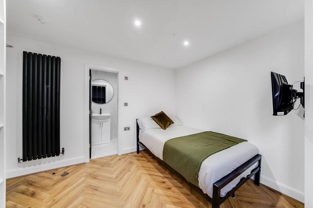 A bright, well-maintained double bedroom featur...
