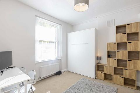 Studio to rent, Aylesford Street, London SW1V