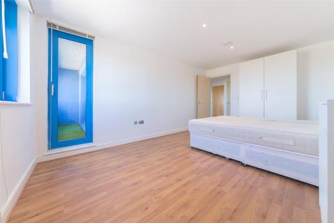 1 bedroom apartment to rent, Western Gateway, London E16