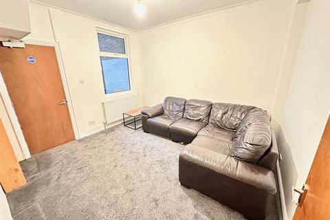 3 bedroom terraced house to rent, Whitehall Road, Uxbridge