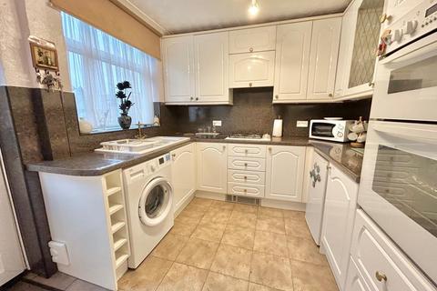 2 bedroom semi-detached bungalow for sale, Bettison Avenue, Leigh