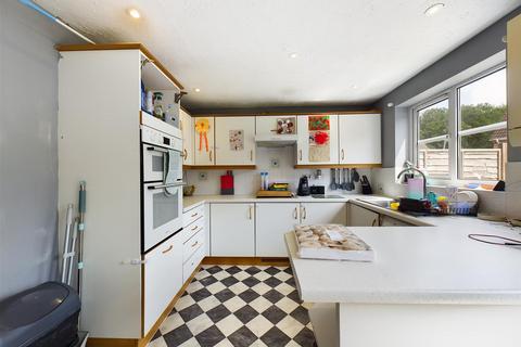 3 bedroom house to rent, Wantage Close, Maidenbower, Crawley, West Sussex. RH10 7NU