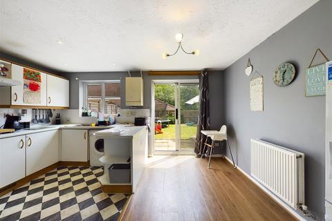 3 bedroom house to rent, Wantage Close, Maidenbower, Crawley, West Sussex. RH10 7NU