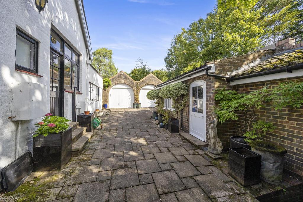 Garage/Outbuilding