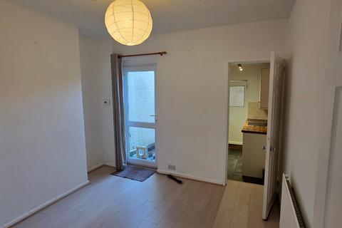 2 bedroom terraced house to rent, Waldeck Street, Reading, Berkshire