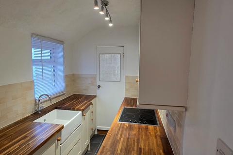 2 bedroom terraced house to rent, Waldeck Street, Reading, Berkshire