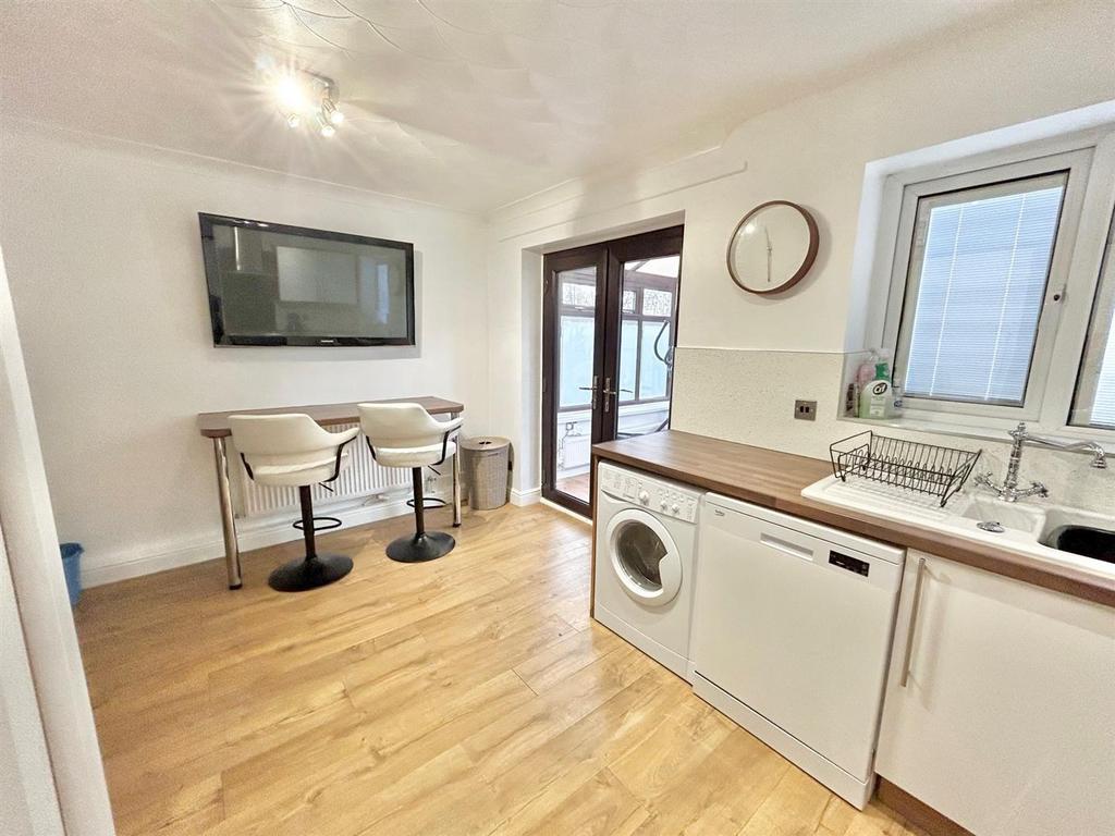 Kitchen 2.jpg