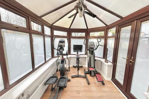 3 bedroom detached house for sale, Bexhill Drive, Leigh