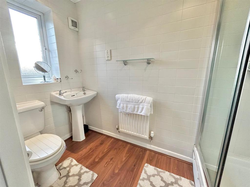 Ensuite 2.jpg