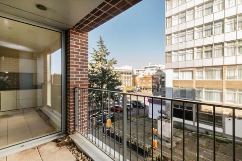 Studio to rent, King Street, London W6