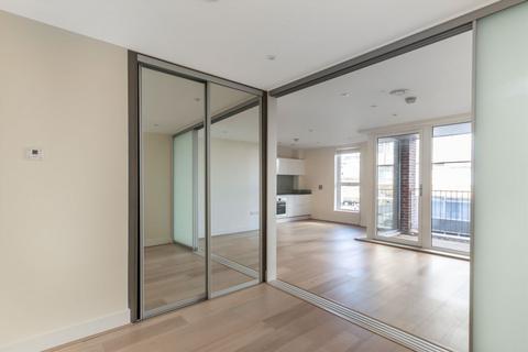 Studio to rent, King Street, London W6