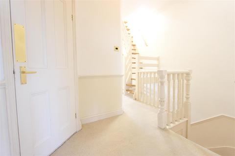 2 bedroom flat to rent, Hoppers Road, N21