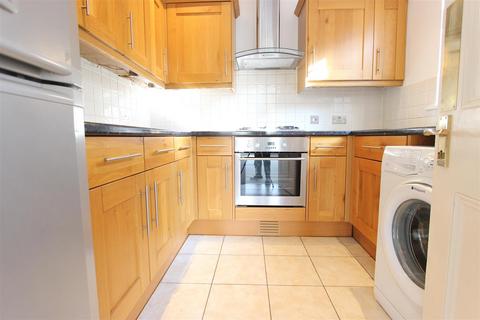 2 bedroom flat to rent, Hoppers Road, N21