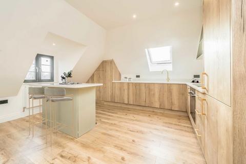 2 bedroom flat for sale, Greenford Avenue, London W7