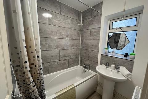 3 bedroom terraced house to rent, Hawthorn Avenue, Colchester CO4