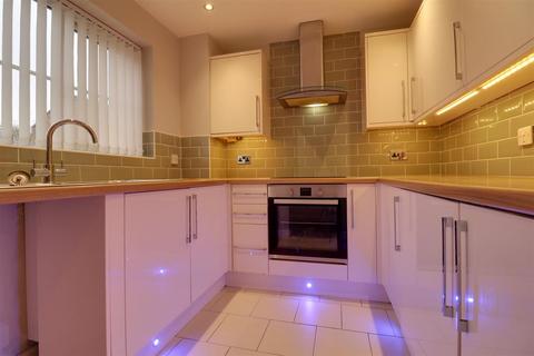 2 bedroom semi-detached house to rent, Astbury Close, Turnberry, Bloxwich