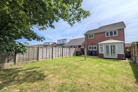 3 bedroom detached house for sale, Chestnut Drive South, Leigh