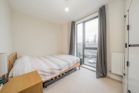 2 bedroom flat for sale, Needleman Close, London NW9