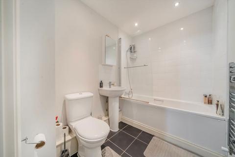 2 bedroom flat for sale, Needleman Close, London NW9