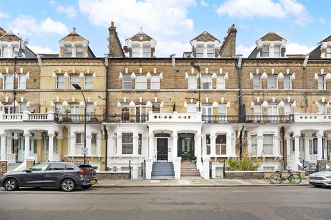 Studio to rent, Gunterstone Road, London W14