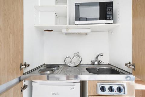 Studio to rent, Gunterstone Road, London W14