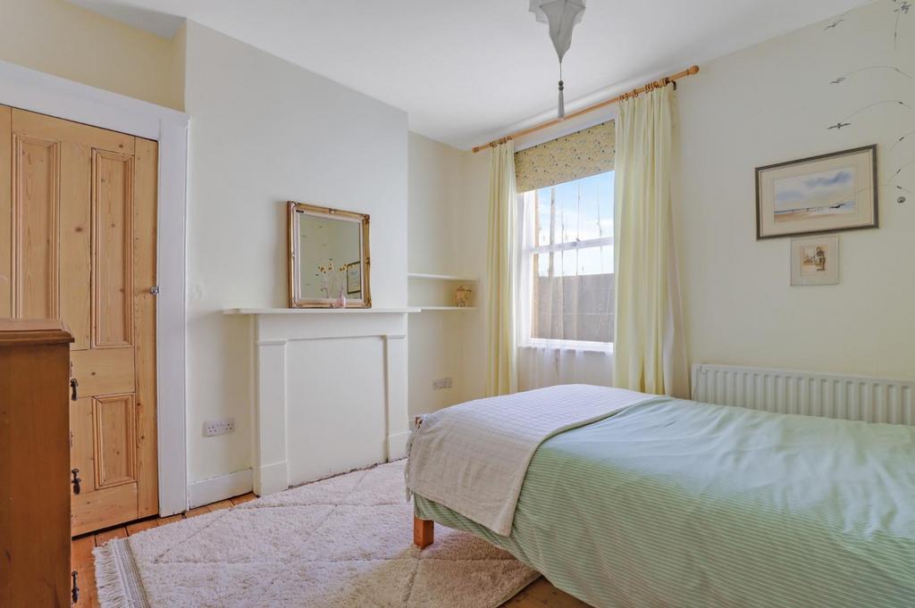 02-2b97 JHProp World - 112 Friern Road - 28.jpg