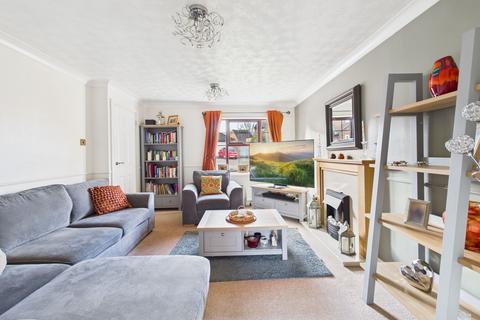 4 bedroom detached house for sale, Maple Close, Towcester, NN12
