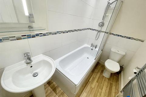 Studio to rent, High Road, Ilford