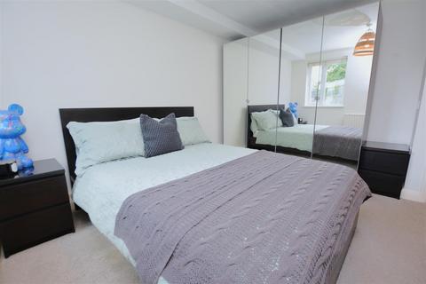 1 bedroom flat for sale, Lyveden Road, London, SW17