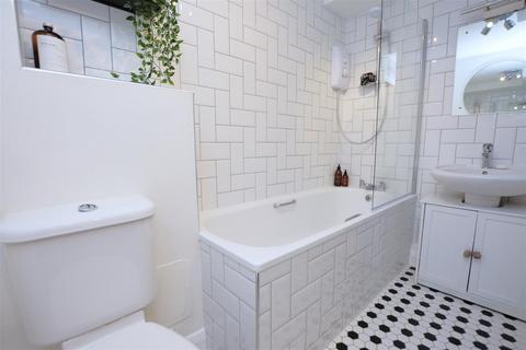 1 bedroom flat for sale, Lyveden Road, London, SW17