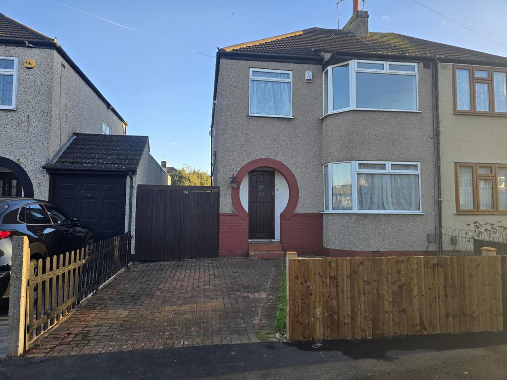 3 bed semi-detached house to rent James Road, Dar