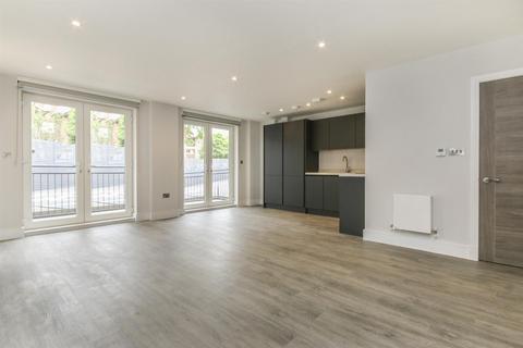 3 bedroom apartment to rent, Holden Road, London N12