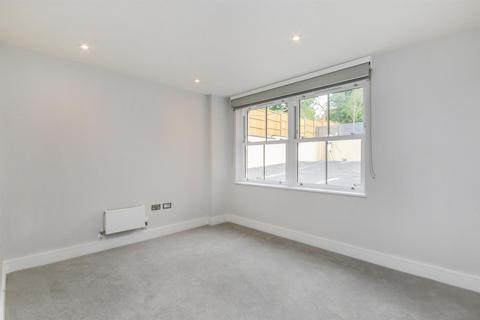 3 bedroom apartment to rent, Holden Road, London N12