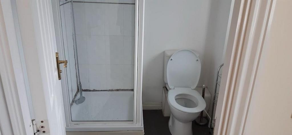 En suite bathroom/toilet