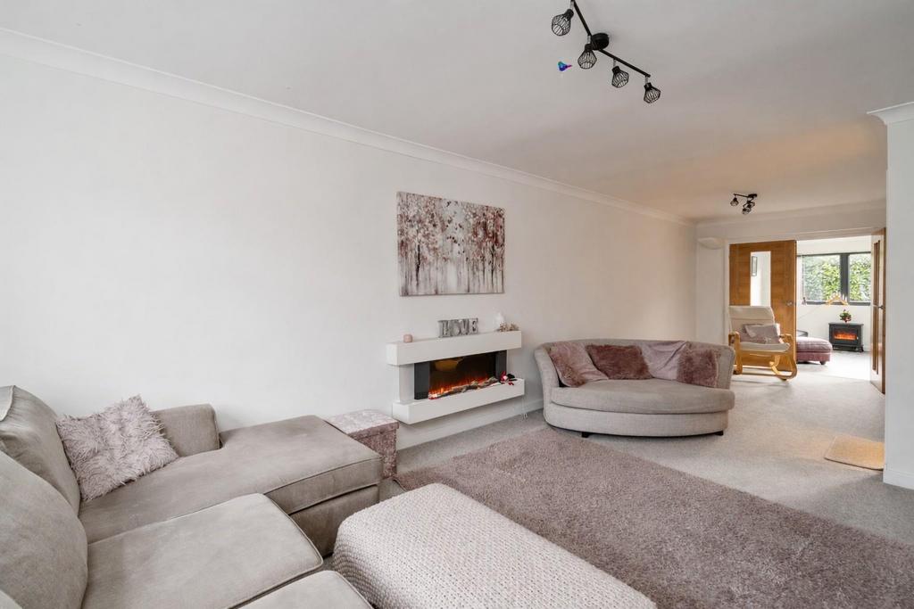 2 Nichols Close 3 2.jpg