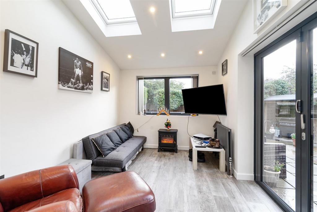 2 Nichols Close 4.jpg