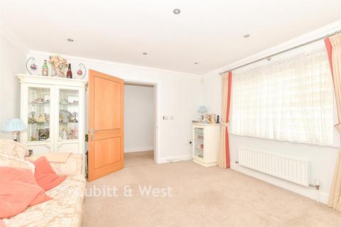 2 bedroom ground floor flat for sale, Mitre Court, Horsham RH12