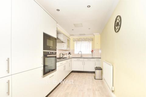 2 bedroom ground floor flat for sale, Mitre Court, Horsham RH12