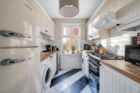 2 bedroom apartment to rent, Beverley Court Wellesley Road London