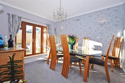 3 bedroom end of terrace house for sale, Carlton Avenue, Gillingham