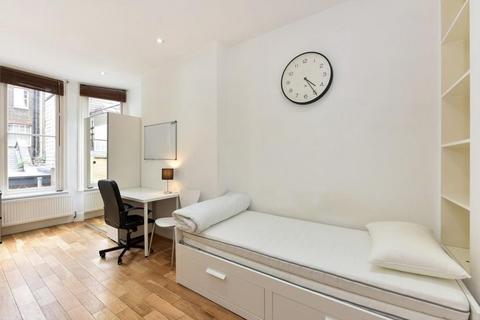 Studio to rent, Kensington High Street, London W8